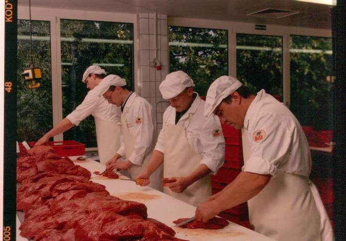Eugen Block gründet die hauseigene BLOCK HOUSE Fleischerei. Der Umzug in den Neubau nach Hamburg- Hummelsbüttel erfolgt 1990.