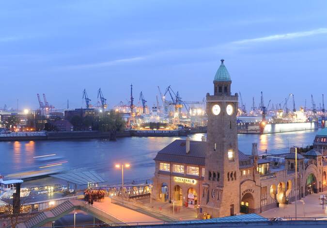 Die Gasthausbrauerei BLOCKBRÄU an den St. Pauli-Landungsbrücken eröffnet.
